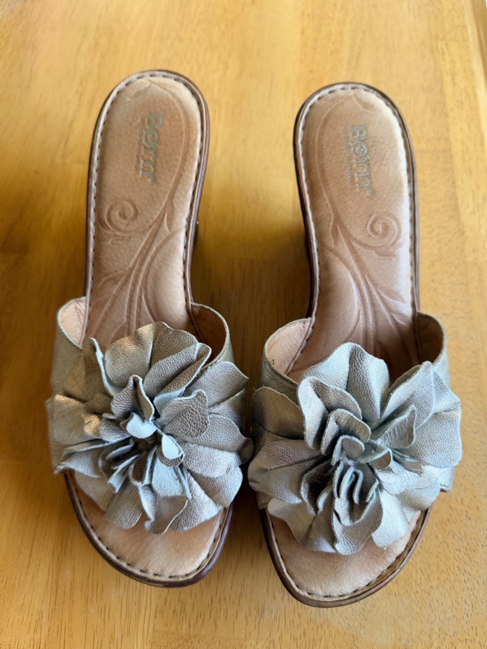 Women’s Slip-On Floral Sandals in Light Taupe Size 9